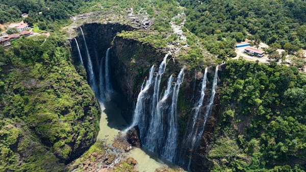 One of India’s tallest waterfalls, where the Sharavathi River plunges from a height of 830 feet, creating a breathtaking view.
