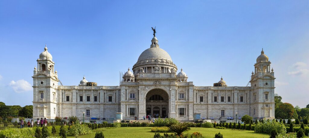 Built as a tribute to Queen Victoria, this grand white-marble structure is both a museum and an art gallery, showcasing India's colonial history through artifacts, paintings, and sculptures. The surrounding gardens make it one of the most visited sites in Kolkata.