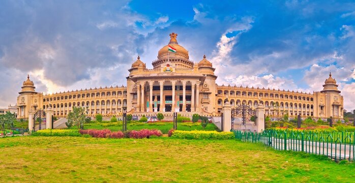 A majestic seat of Karnataka’s legislature, showcasing grand Dravidian architecture. must visit places in Bengaluru