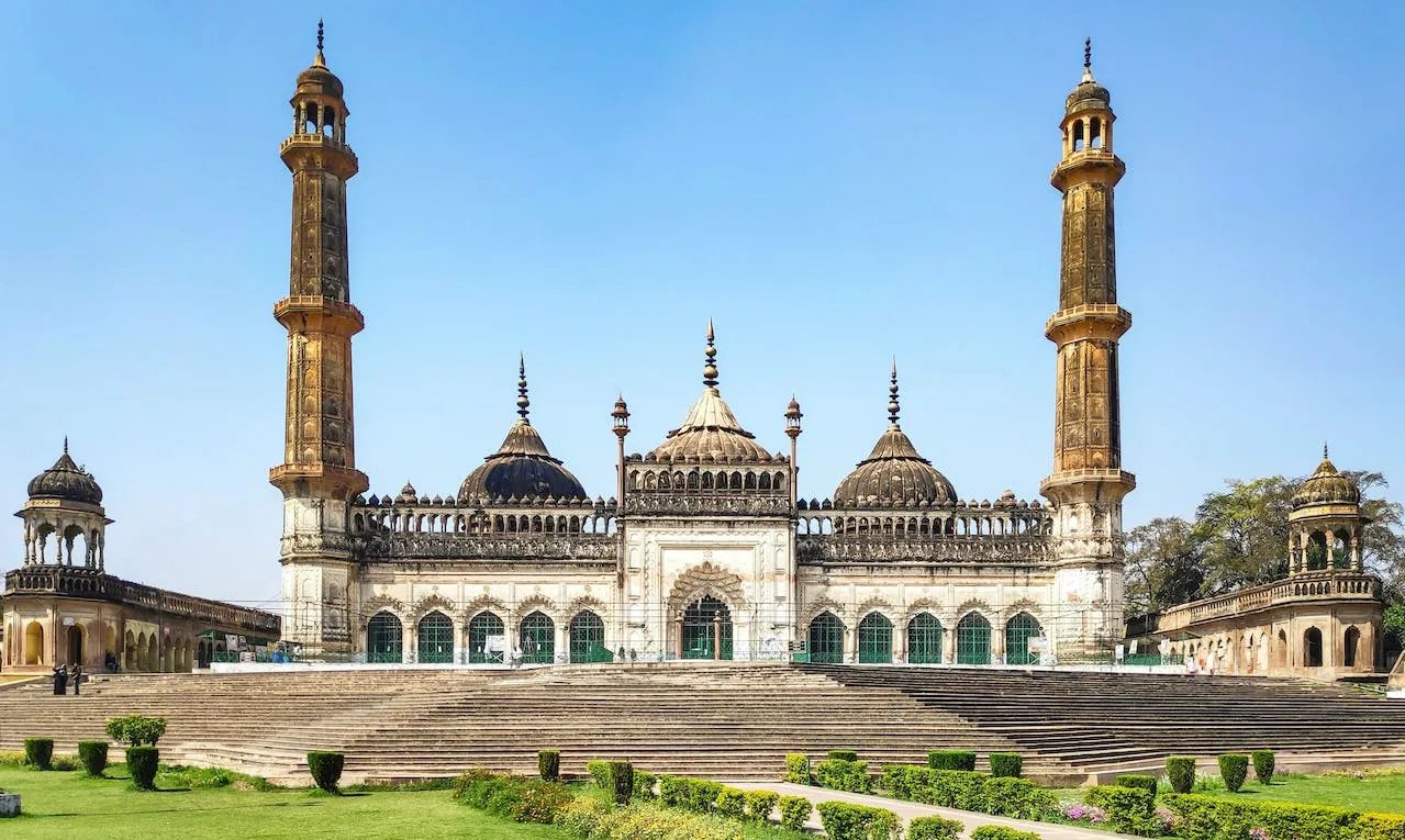Bara Imambara - popular historical site to visit in Uttar Pradesh