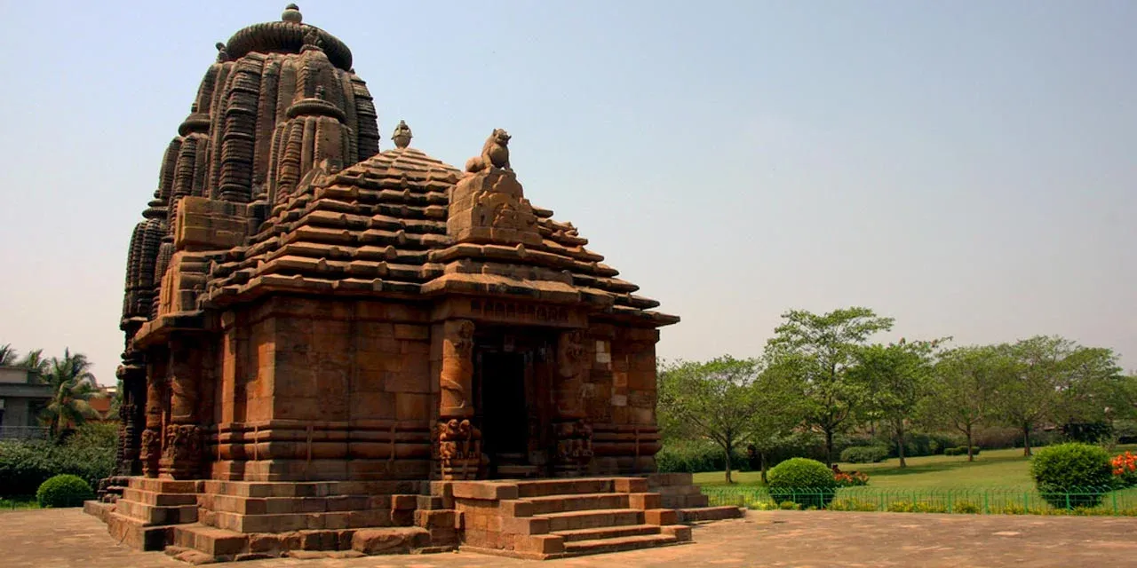 A perfect blend of ancient temples, modern architecture, and vibrant city life—Odisha’s capital with spiritual charm.