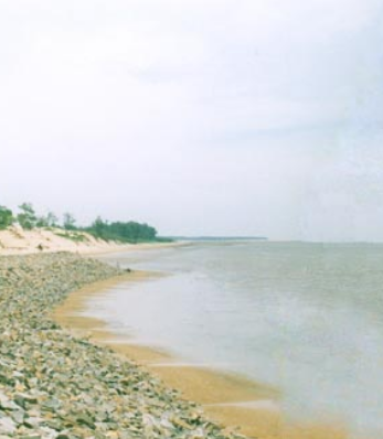 A unique beach where the sea recedes up to 5 km during low tide, allowing you to literally walk into the sea.