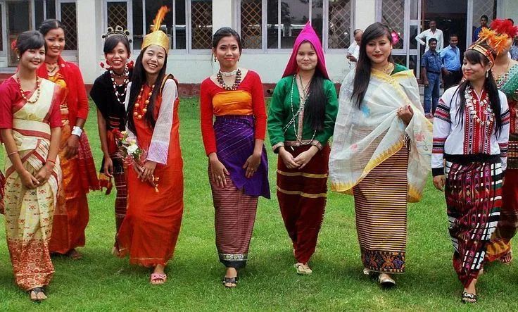 A graceful two-piece outfit made from Muga, Pat, or Eri silk, featuring traditional Assamese motifs. Worn during Bihu and weddings.
