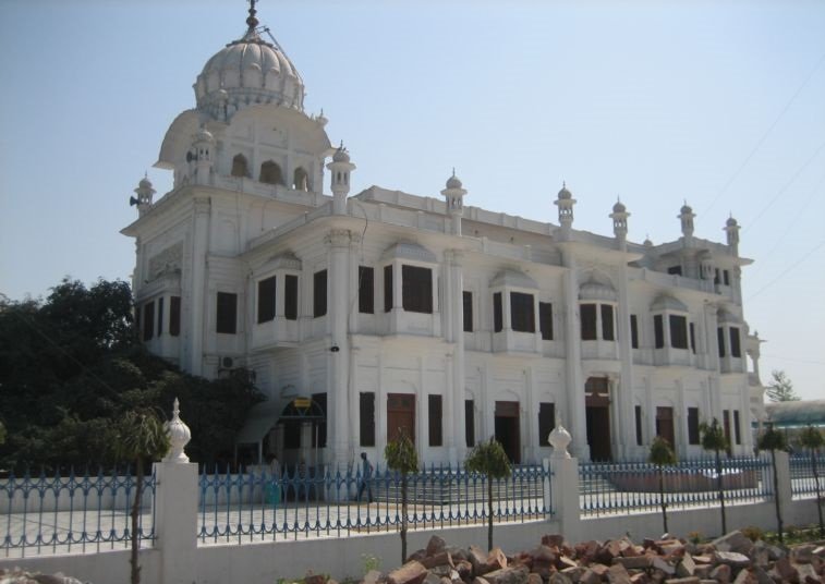 Built at the spot where Guru Nanak Dev attained enlightenment under a Ber tree—an essential Sikh pilgrimage site.