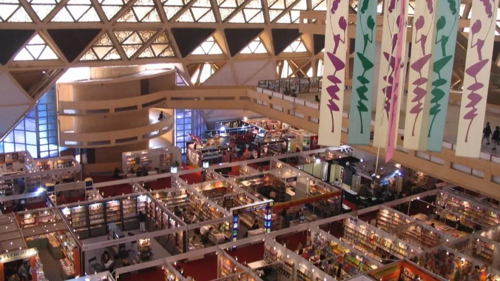 Delhi Trade Fair stalls showcasing handicrafts, textiles, and international pavilions at Pragati Maidan.