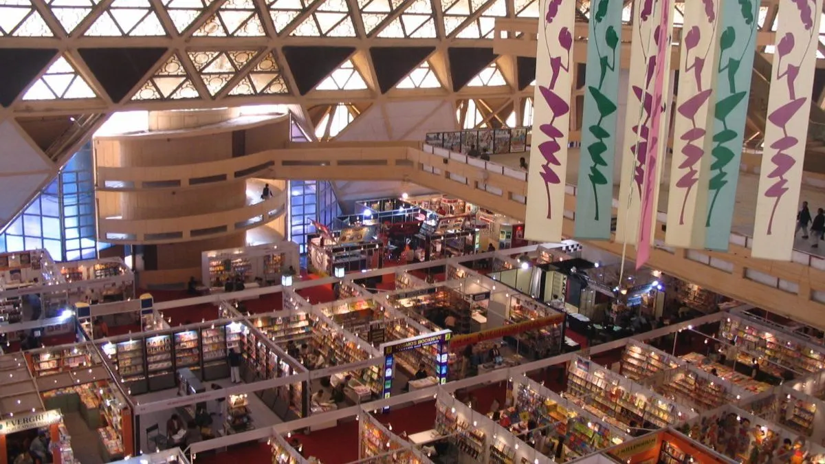 Delhi Trade Fair stalls showcasing handicrafts, textiles, and international pavilions at Pragati Maidan.
