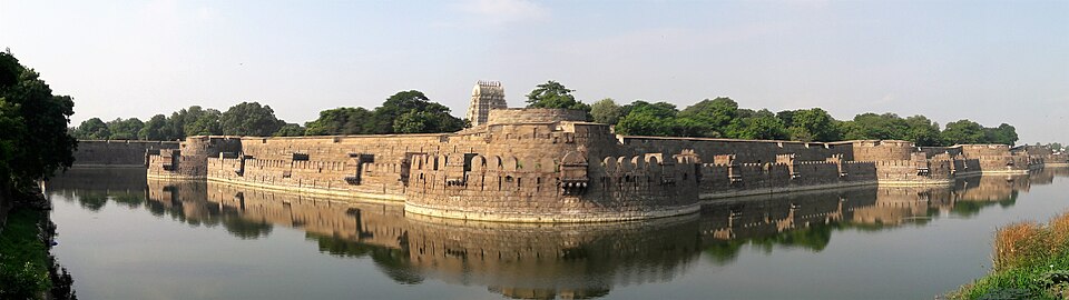 Known for the grand Vellore Fort and the golden Vellore Lakshmi Narayani Temple.