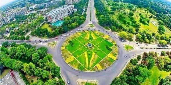 A blend of modern architecture and urban planning, famous for Rock Garden, Sukhna Lake, and sector-wise design.