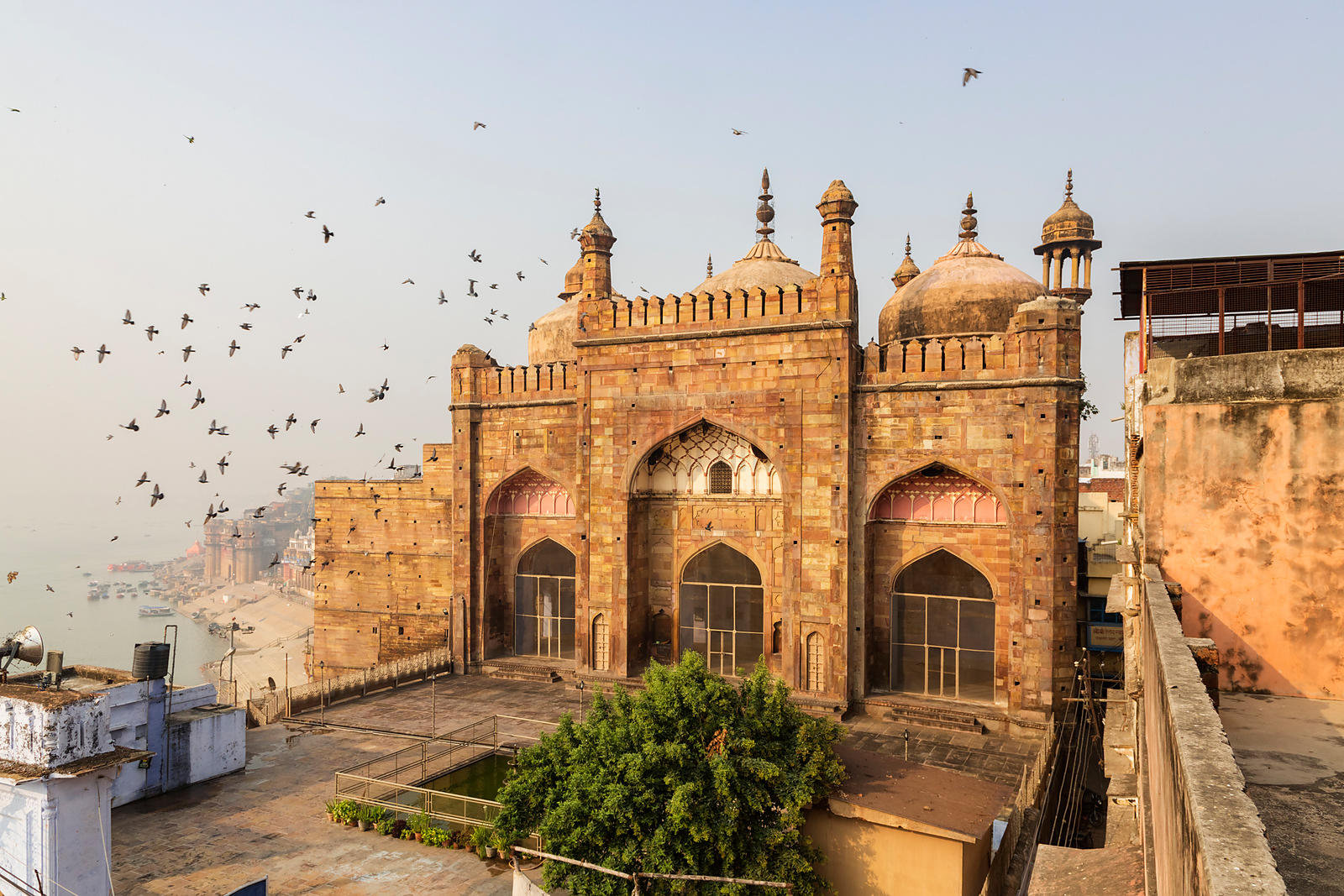 Alamgir Mosque, a historical place to visit in Varanasi.