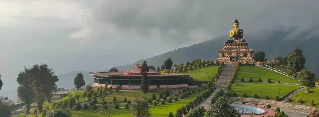 Golden sunrise over Himalayas in Charkhole – peaceful village near Kalimpong