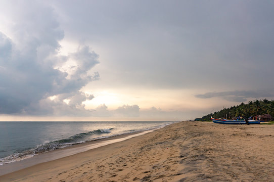 Golden sands of Cherai Beach, a tranquil place to visit near Kochi for swimming & dolphin spotting.
