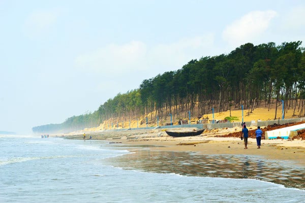 Long stretch of empty shoreline at Mandarmani, perfect among peaceful coastal places to visit near Kolkata