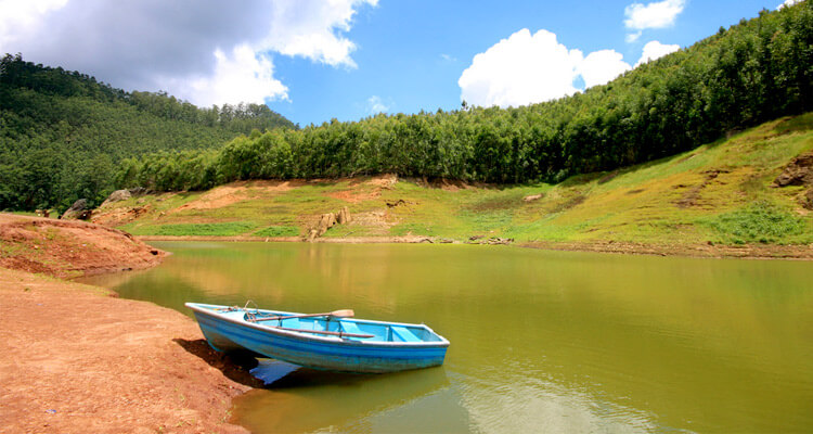 Misty hills at Echo Point – serene places to visit in Munnar for nature walks