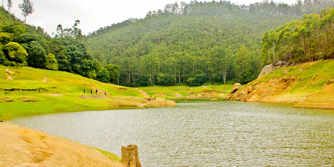 Echo Point in Munnar with stunning valley views.