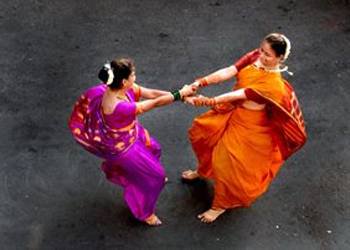 Vibrant Fugdi (fast-paced Goan folk dance) and lively Dulpod music – celebrating Goa’s rural traditions with rhythmic clapping and spirited performances.