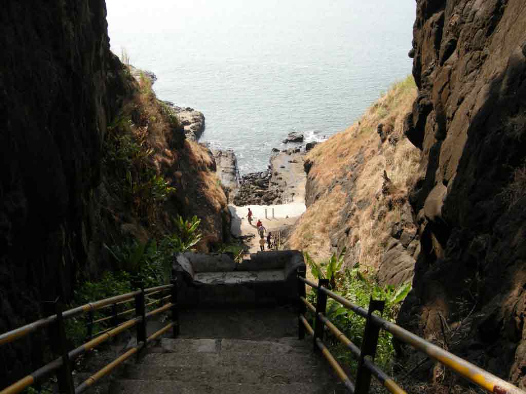 Harihareshwar is a spiritual coastal town among the sacred places to visit nearby Mumbai