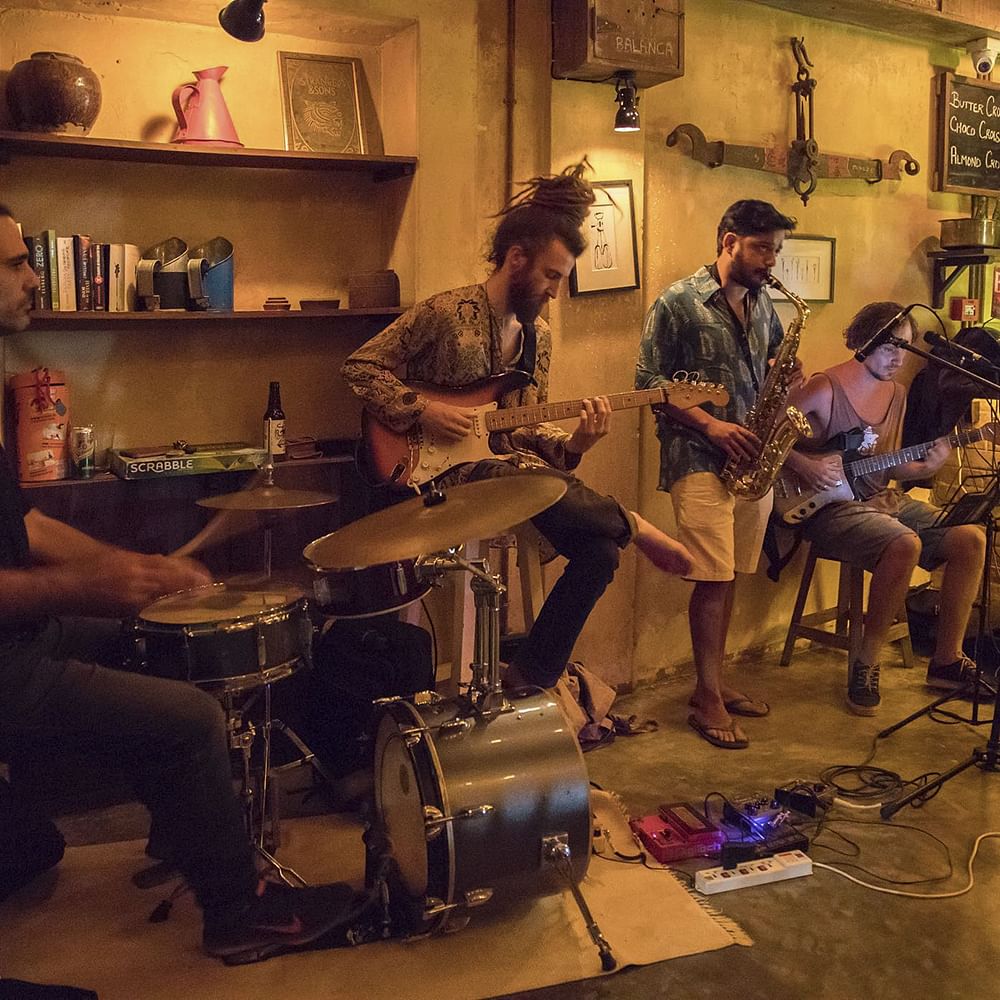 Goa’s electrifying live music scene – beachside jazz bands, psychedelic trance, and fusion performances under the stars.