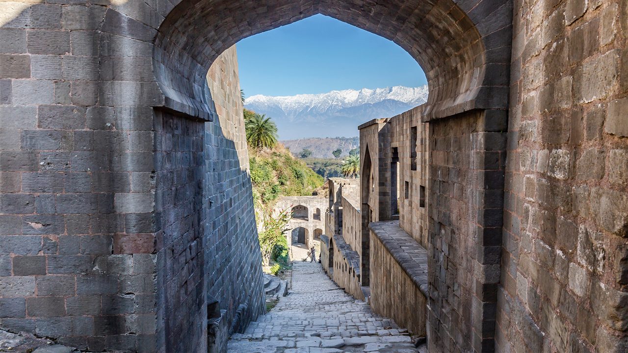 Kangra Fort is one of the heritage-rich places to visit in Amritsar’s nearby travel bucket.