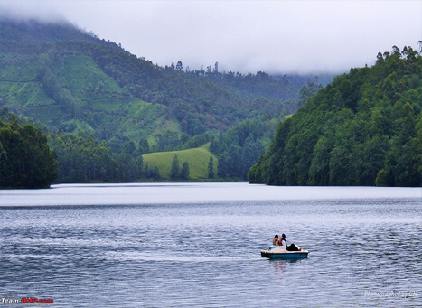 Shikara boat ride on Kundala Lake – romantic places to visit in Munnar with cherry blossoms