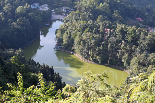 A quiet town with Sikkim’s only natural lake and colonial charm.