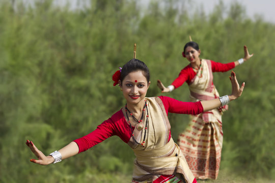 Energetic Bihu dance of Assam with dhol and pepa music