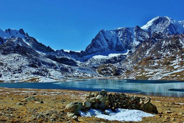 Cholamu Lake, India’s highest-altitude lake near Tibet, with crystal-clear waters and rugged Himalayan vistas.