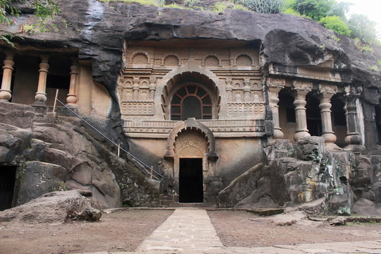 Pandav Caves in Pachmarhi, a historic place to visit in Madhya Pradesh linked to Mahabharata legends.