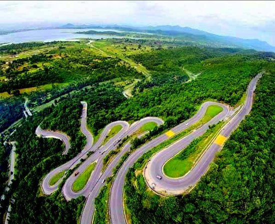 Patratu Valley in Jharkhand showcases winding roads and lush hills.