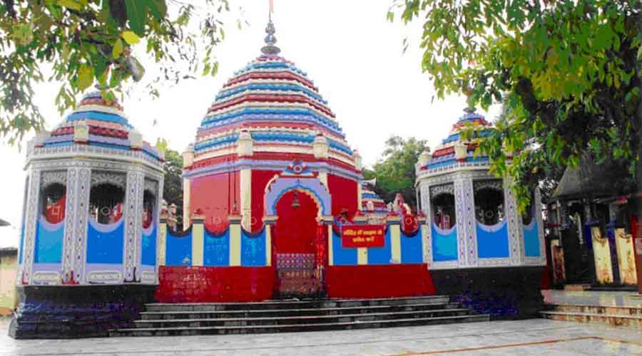 Pilgrims visiting the Rajrappa Temple located at river confluence in Jharkhand.