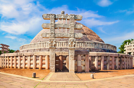 Sanchi Stupa, a must-visit place in Madhya Pradesh for Buddhist history and Ashokan-era architecture.