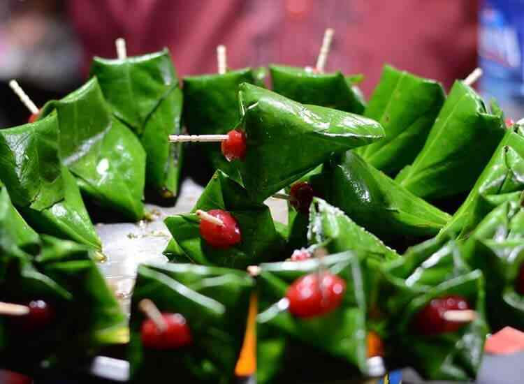 Fresh Bhopali paan (betel leaf) with meetha and saada fillings, a cultural specialty in Bhopal.