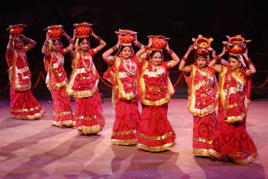 Traditional Jhijhiya dancers in colorful Gaya festival attire
