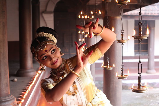 Graceful Mohiniyattam dancer performing Kerala’s classical dance form.