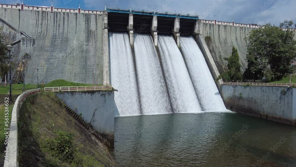 Natural Places to Visit in Thiruvananthapuram showcase this picturesque dam surrounded by wildlife sanctuary and lion safari park.