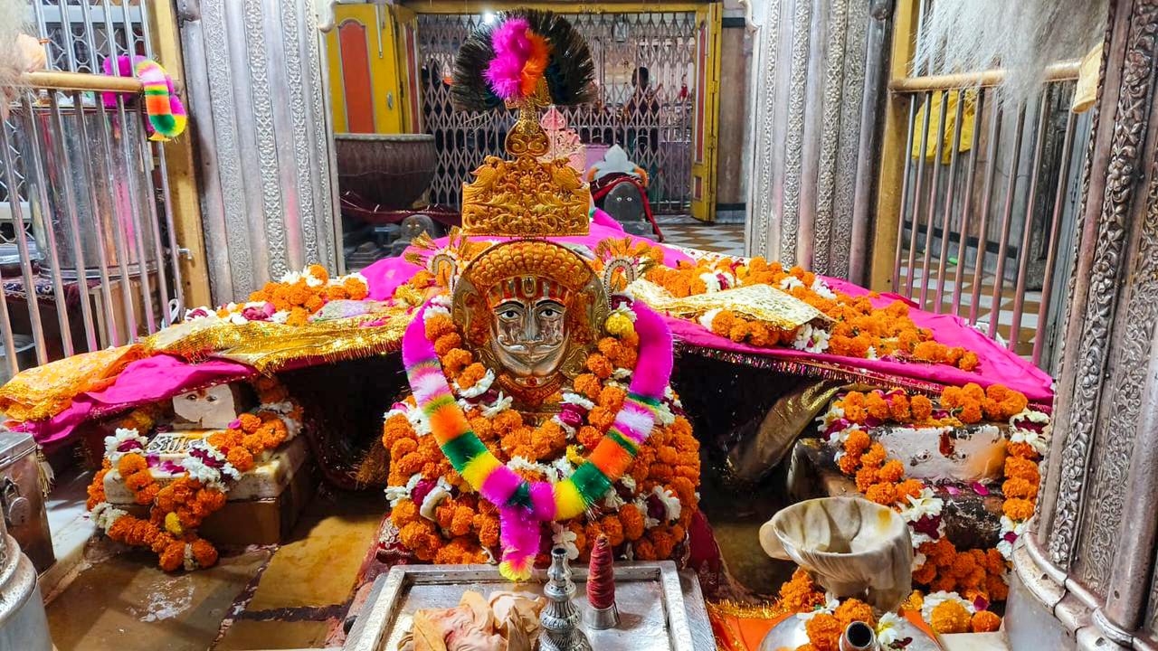 Pilgrims visiting Ramdevra Temple near Jaisalmer