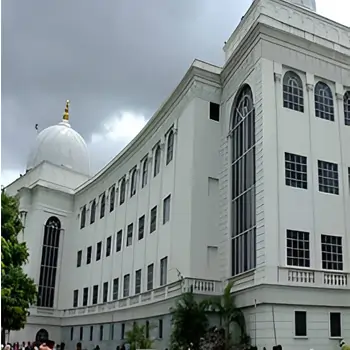 A top Hyderabad attraction, home to rare artifacts like the Veiled Rebecca statue.