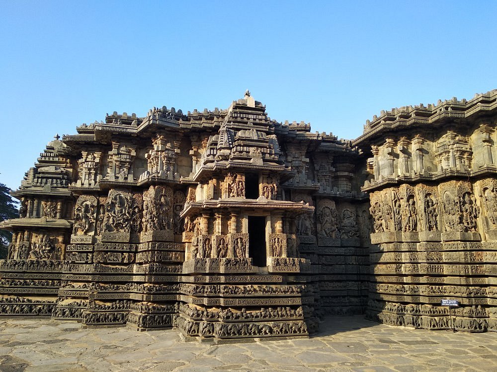 Sculptures and carvings at Shantaleswara Temple in Halebidu