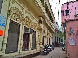 Walking through Lucknow’s old streets reveals timeless Nawabi charm.