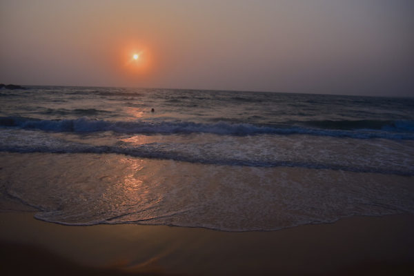 City Page Thiruvananthapuram: Vibrant sunset views over Kovalam Beach’s tranquil waters.