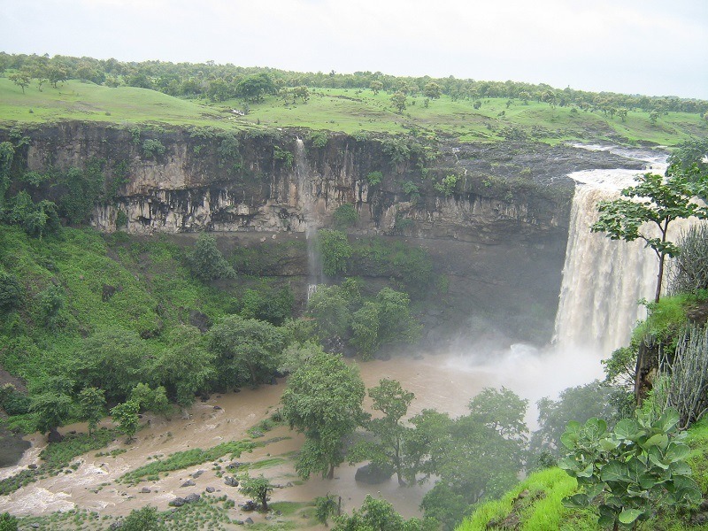 Water cascading down rocky cliffs at Tincha