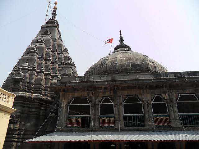 Vishnupad Temple in Gaya featuring Lord Vishnu's sacred footprint
