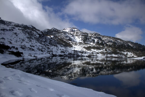 During winter the lake freezes completely.