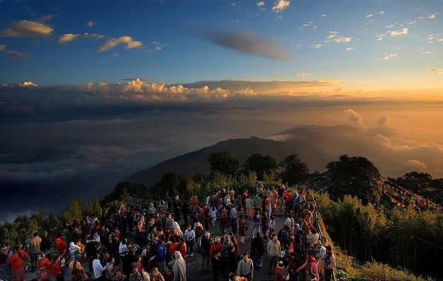 Hundreds of people gather to watch sunrise.