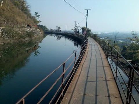 Scenic spot with a waterfall and hydroelectric project.