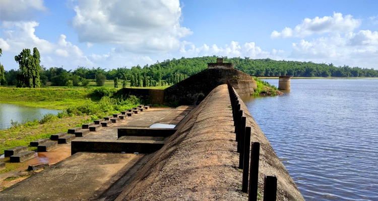 Picturesque Deras Dam, serene picnic places to visit near Bhubaneswar.