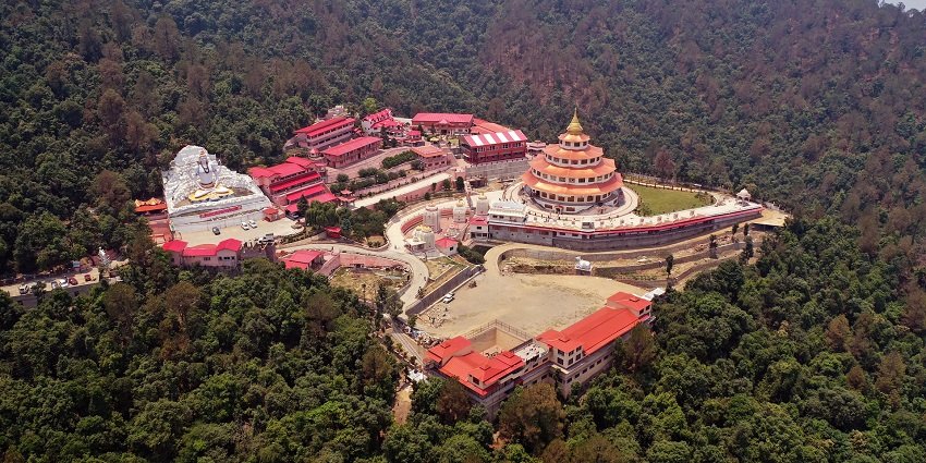 Dongargarh’s iconic Maa Bamleshwari Temple atop a hill, a major pilgrimage site.