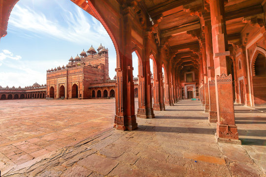 Mughal architecture and bustling markets in Fatehpur.
