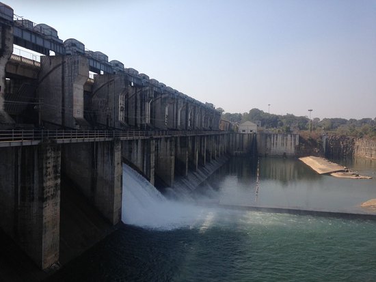 Gangrel Dam on the Mahanadi River, offering scenic views and boating near Raipur.