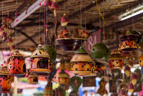 Traditional handicraft shopping in Warangal, featuring Dhokra and Ikat textiles.
