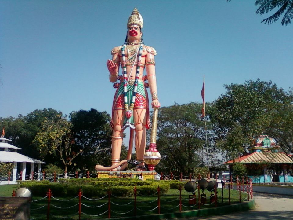 A majestic Hanuman statue and peaceful temple garden, a must-visit religious site in Rourkela.